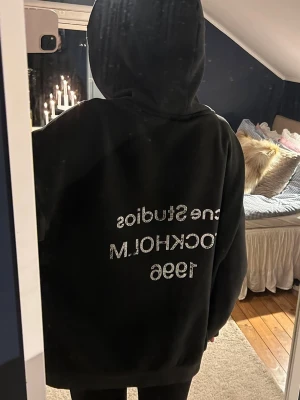 Acne Hoodie  - Hoodie från Acne Studios i mycket bra skick! Modellen är unisex och storleken är L. Går att diskutera priset :) Färgen är lite tvättad svart.