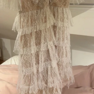 Vit spetsklänning från Malina - Endast använd 1 gång