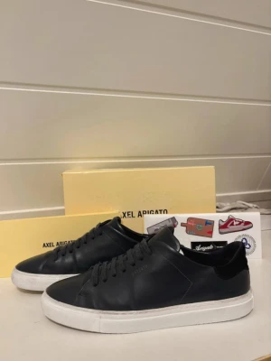  Axel Arigato clean 90 - Ett par Axel arigato clean 90s skor i storlek 43. Superfint skick och omhändertagna med whithening cream på sulorna: skick 8/10 Tyvärr fel storlek för mig:( därav dem säljs.  Nypris 2600kr Original box med medföljande klistermärken följer med om så önskas.   Bara att höra av sig för fler bilder eller vid minsta fråga!