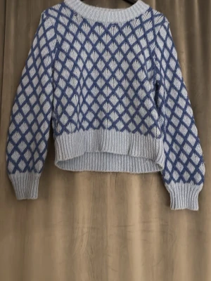 Blå stickad tröja  - Jätte söt stickad tröja från sisters point, jötte fint mönster runt hela tröjan💕💕 tröjan ät super mysig och perfekt nu till vintern 