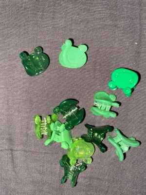 Hårklämmor - Typ jätte små så kan funka för dekoration. O andvända köpte dom och glömde att dom exsistera.  