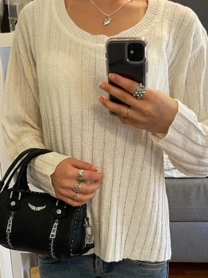 Vit ribbad stickad tröja - Ribbad stickad vit/krämvit tröja från Classical med långa ärmar. 