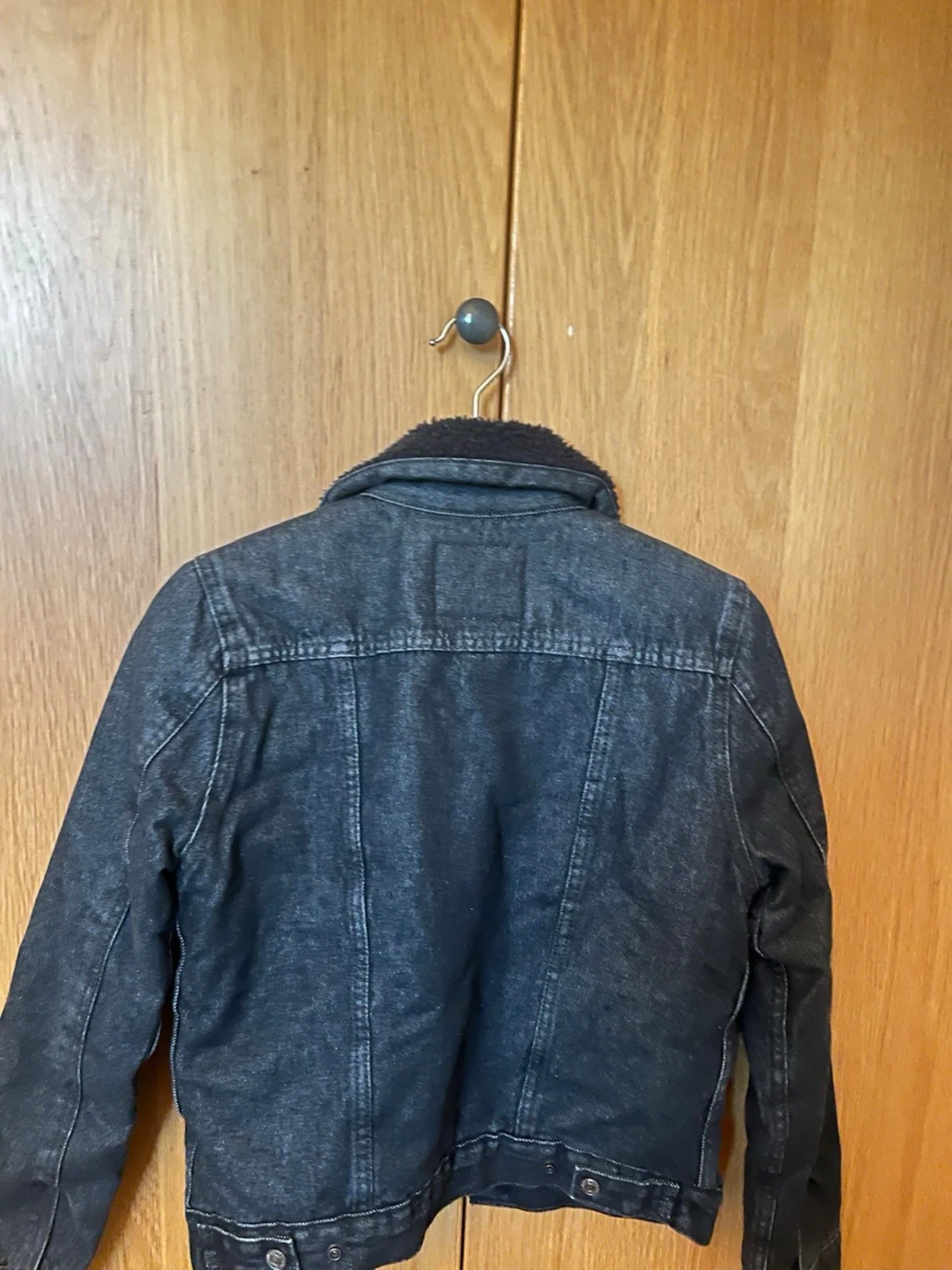 Svart jeansjacka med teddyfodring från Levi's - 1