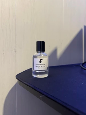 Inspiration av Valenttino 50 ml - En stilren parfym från Aromia Perfumes med namnet Born in Aromia For Her. Perfekt för dig som vill ha något unikt och modernt i din samling. 