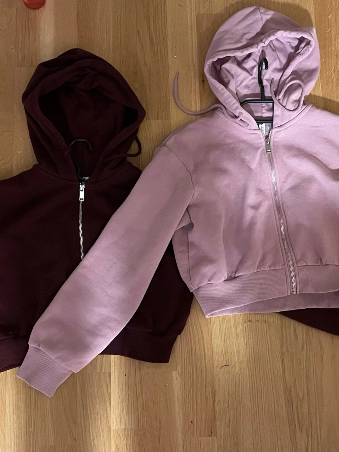 2 croppade ziphoodies i storlek S (kan säljas separat)