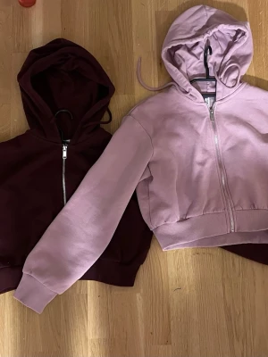 2 croppade ziphoodies i storlek S (kan säljas separat) - 2 croppade ziphoodies i storlek S i väldigt bra skick. Säljes pågrund av att de inte kommer till användning 