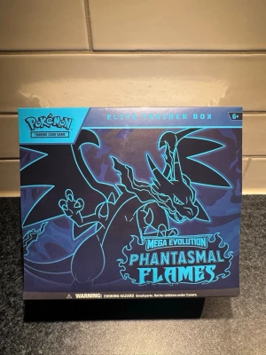 Pokémon Phantasmal Flames ETB - Elite trainer box sealed av Phantasmal Flames. 