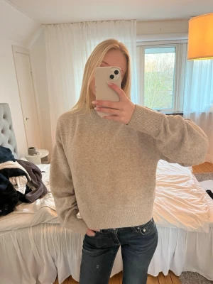 Stickad tröja - Jättefin beige stickad tröja från & Other Stories💓Älskar!!