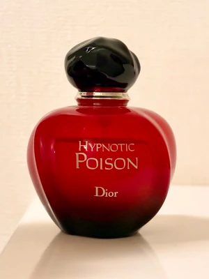 Dior Hypnotic Poison edt 50 ml - Hypnotic Poison från Dior, Eau de Toilette, 50 ml. Kvarvarande mängd markerad med svart streck på bild nr 2. Givetvis förvarad mörkt och svalt. 