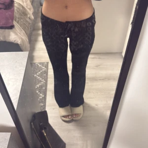 Svarta bootcut-byxor från 157 XS - Svarta bootcut-byxor från 157 i storlek XS. Snyggt utsvängda ben och lowwaist passform som ger en schysst siluett. Materialet känns mjukt och stretchigt, perfekt för dig som gillar bekväma och stilrena byxor. Passar dig som vill ha en enkel men trendig look.