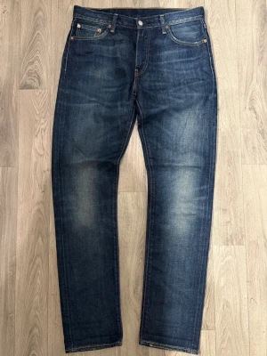 Levi’s 508 Jeans Mörkblå W30 L32 - Levi’s 508 Äldre jeans i mörkblå färg i fint skick i storlek W30/L32. Mått - Midja: 42,5cm, Benlängd: 108,5cm. Modellen är 185cm & 63kg. Hör av dig vid funderingar!🤩