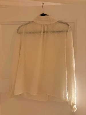 Blus st. Tropez - I bra skick, mindre missfärgning på insidan av halsen som ej syns från utsidan. 