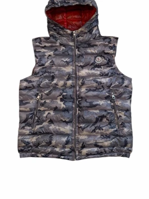 Moncler  - Moncler väst. Storlek 4. Skick 9/10 som ny. Pris 2599kr finns att köpa på våran hemsida, Fashionels.com