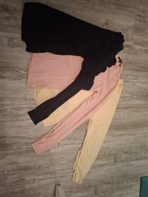Tre långärmade toppar i olika färger - Säljer tre enkla långärmade toppar i mjukt material. En är svart, en ljusrosa och en ljusgul. Alla har rund hals och är i tunnt material. Gula tröjan är från zara och är i storlek M med passar som S. Rosa är från basic u collection och är i storlek S, samt är även den svarta tröjan i storlek S och är ifrån gina tricot. Den svarta tröjan har även volanger på ärmarna!Alla 3 är andvända flera gånger men i bra skick. Om man inte vill köpa alla tre tröjorna kan man kontakta mig.Priset kan förhandlas!