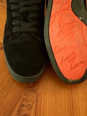 Louboutin - Om ett tag finns dessa riktigt feta skor i lager, självklart ett riktigt bra pris 1200-1500. Skriv om intresse finns