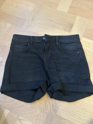 Svarta denimshorts från Denim Co. - Svarta jeansshorts från Denim Co. Pris kan diskuteras.