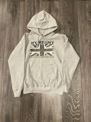 Grå hoodie i storlek S - Grå hoodie i storlek S som var för liten och gick ej att lämna tillbaks. Använd 1 gång när jag testade den, Nypris 650kr. Pris kan diskuteras! Skriv till mig vid funderingar.