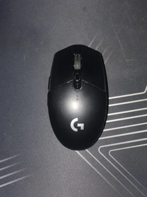 Logitech G305 Lightspeed Wireless Gaming Mouse - Logitech G305 trådlös gamingmus med Lightspeed-teknik, optisk sensor och låg vikt. Fungerar med USB-mottagare och drivs av AA-batteri. Musen är i gott skick utan synliga defekter eller större slitage. Perfekt för gaming och produktivitet.
