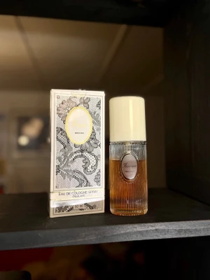 Vintage parfym chypre, Rochas Femme - Gamla batchen från innan 1978, riktigt fin doft. Atomizern är trasig, men jag skickar med en spruta och en reseflaska så funkar det fint att decanta till sig själv.