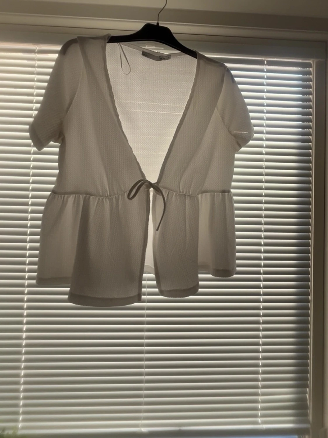 Vit omlottkofta med knyt i storlek XL