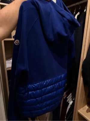 Moncler pufferhoodie - Hej säljer en fin Moncler pufferhoodie i storlek L men passar S-M också för man kan spänna där nere 😃den passar mig utmärkt och jag är 185 och ganska smal så man kan spänna den så den sitter helt perfekt 😃
