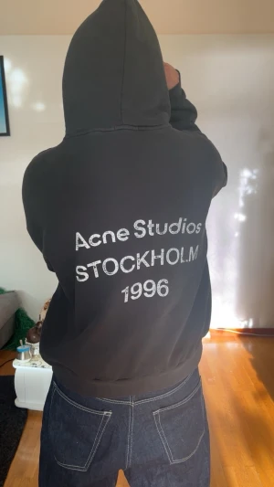 Baggy Acne Studios Hoodie - Baggy Hoodie från Acne Studios. Alla mått i bild och jag är 175 cm lång