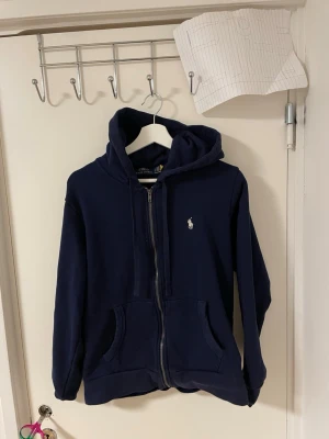 Mörkblå polo kofta - Liknande modell som orginala. 