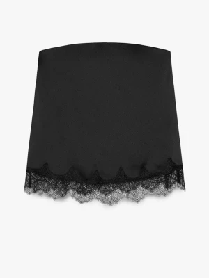 Svart bandeau tubtopp med spetskant - Säljer en svart bandeau tubtopp i satinliknande polyester med dekorativ spetskant nedtill. 