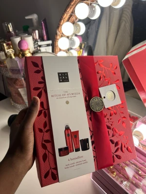 Rituals The Ritual of Ayurveda presentbox - Lyxig presentbox från Rituals med serien The Ritual of Ayurveda. Gåvosetet innehåller: The Ritual of Ayurveda Candle 140g, The Ritual of Ayurveda Body Cream 100ml, The Ritual of Ayurveda Body Scrub 125g, The Ritual of Ayurveda Foaming Shower Gel 200 ml