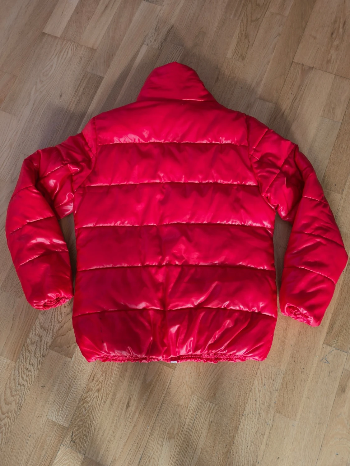 Röd pufferjacka från On The Peak - 2