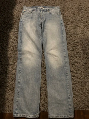 Jeans från weekday - Jeans från weekday i modell space. Jeansen har en tidlös look med knappgylf och är tillverkade i slitstarkt bomullsjeans. Perfekta för dig som gillar vintagevibbar och relaxed stil.