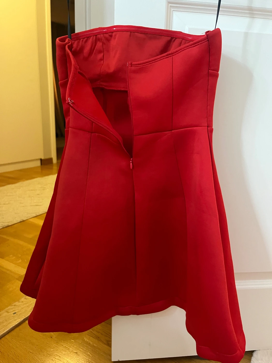 Röd axelbandslös kort klänning - 2