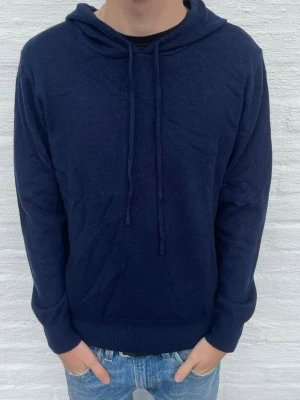 Moderna Kashmir hoddies - Priset går att förhandla. Finns i S och M. Aldrig använda bara testade. Modern kashmir hoddie som är väldigt snygg och sitter bra på kroppen. 