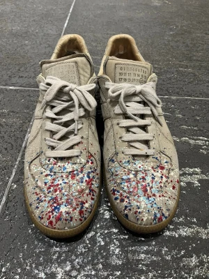 Maison Martin Margiela GAT Paint splatter - Riktigt sällsynta gats! Ända paret i denna storlek och färgkombination som finns till salu. Bra skick utom lite slitage inuti som troligen går att fixa om man vill, påverkar dock inte bruk! Har du bud är det bara att skriva! Strl 45