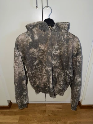 Camo hoodie - Hej, säljer denna camo hoodien vet inte helt hundra vart den är ifrån har för mig att det är weekday lappen är avklippt för den var så himla sträv och jobbig, hoodien är i storleken xs😊
