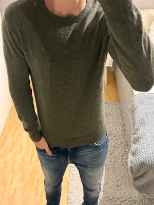 John Henric 100% Kashmirtröja - John Henric 100% Kashmirtröja | Gjord av 100% Kashmir🐐| Storlek: S, passar dig mellan 175-185 cm | Skick: 8/10, endast ett pyttelitet hål kring armbågen | Bara att skriva vid funderingar✍️