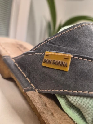 Don Donna Sandaler navy Strl 41 - Ett par sandaler från Don Donna. Bekväma och stilrena, passar perfekt innomhus eller på varma dagar.