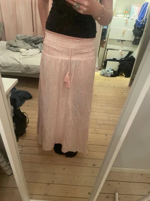 Rosa långkjol - Jättefin rosa långkjol från Gina Tricot. I storlek 158/164 men sitter som XS. Jag är 170 som referens❤️