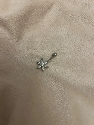 Navel piercing  - Bra skick 