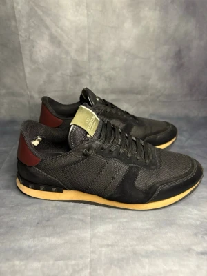 Valentino Rockrunner svarta  - Toppen vinterskor. 8/10 skick vänstra skon har tagit lite stryk vid hälen se sista bilden. Storlek 43/44. Självklart äkta! 🤩 