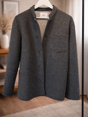 Mörkgrå overshirt från Kronstadt - Säljer denna stilrena overshirt/rock  från Kronstadt. Nypris: ca1800kr. En exklusiv känsla i materialet och perfekt att ha för att klä upp sig. Tidlös och lätt att styla. Skick: Som ny Storlek: M