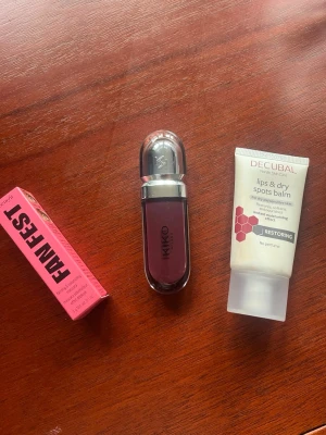 KIKO Milano mörklila läppglans / Decubal - KIKO Milano aldrig använt. Decubal aldrig använt. Mascaran är såld. Kan säljas för sig! 