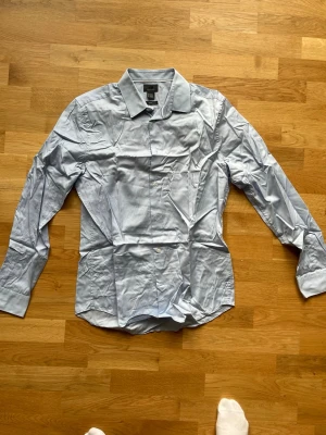 Skjorta - Blå skjorta från H&M. Herrmodel. Strl M. Behöver strykas.