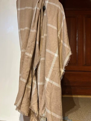 Halsduk  - helt ny & oanvänd, katten har dock varit på den lite.