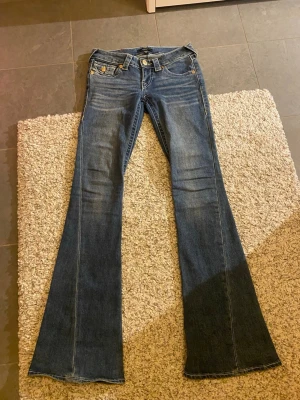  Jättefina true religon jeans blåa  - Jättefina true religon jeans, dom är bara andvända några gånger eftersom dom är för små. Jeansen passar bra till allt. Jag svarar så snabbt jag kan på era frågor. Priset kan diskuteras. Köpta 2025. 💞