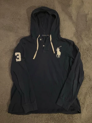 Ralph Lauren hoodie - Mörkblå Ralph Lauren hoodie med knappar i storleken L.