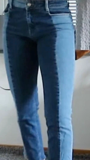 PULL & BEAR Tvåtonade skinny jeans  - Säljer ett par unika tvåtonade skinny jeans. Byxorna har en kontrast mellan ljusblå och mörkblå denim längs benen, klassisk femficksdesign och dragkedja med knapp. Passformen är tight hela vägen ner.