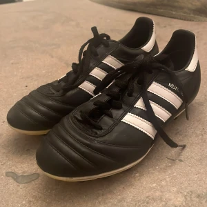 COPA MUNDIAL  - Säljer ett par Adidas Copa Mundial i storlek EU 38. Klassiska fotbollsskor i äkta känguruläder med mycket bra passform och komfort.  Skorna är i bra skick, väl omhändertagna och fullt spelbara. Passar perfekt för naturgräs.