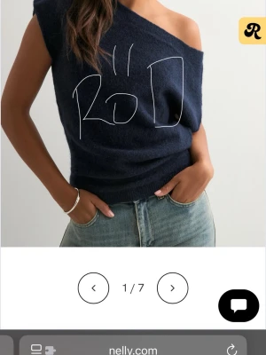 Nelly wide neck knit top - Säljer min Nelly topp då den aldig används, den är i storlek XS och är endast testad!! Jag har den i vinröd men hittar den ingenstans på hemsidan vilket är varför jag använder den blåa på bilden 