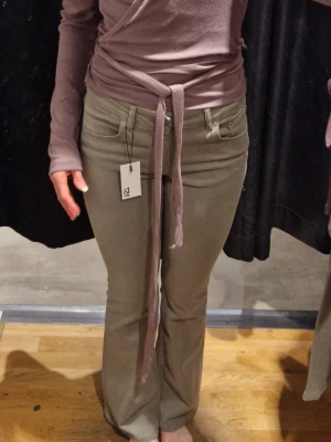 Gröna bootcut jeans  - Snygga gröna utsvängda (& lågmidjade) jeans från Lager 157. Helt nya! 